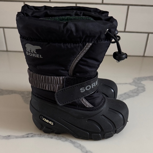 Youth Flurry winter Sorel Black and Gray Insulated Boots size 8/ toddler EUC